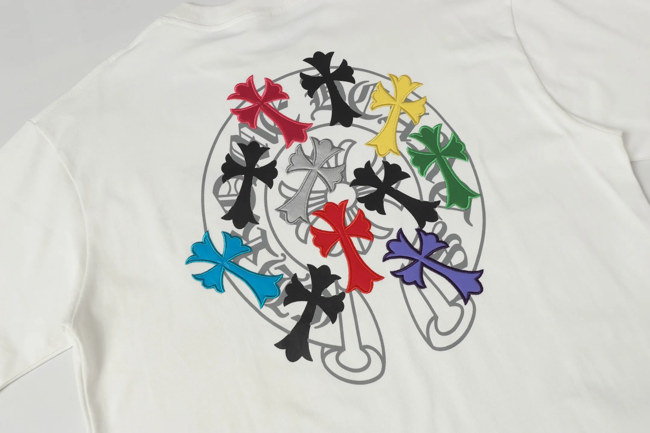 P190 Chrome Hearts CH Chrome Hearts Colorful Cross✝️Applied leather embroidered horseshoe short-sleeved T-shirt. Use imported Tajima machine embroidery. Correct configuration. Black 2025 Chrome Hearts authentic packaging. 280 grams of custom-dyed double yarn cotton. Large version. Loose and stylish. Different from lower versions, slim and long version, upper body and hips. 100% commitment: top quality. Not fast food. Highest version on the market. Top quality - different from ordinary versions on the market. If you care about quality. You must also respect the price. Absolutely zero after-sales service. The return rate so far is 0. It’s hard not to love the style. - 280g custom-dyed double yarn fabric. - Correct high-density main mark, washed tag, hand-sewn.